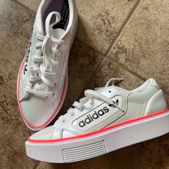 🌟 NEW ADIDAS SLEEK SUPER WOMEN SIZE 8, BUT FIT LIKE A SIZE 9 🌟 - Picture 3 of 16